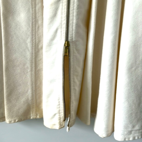 Not available til April

Ladies winter white skirt - Picture 4 of 4